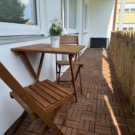 Completely Renovated With King-size Bed And Loggia 아파트 *