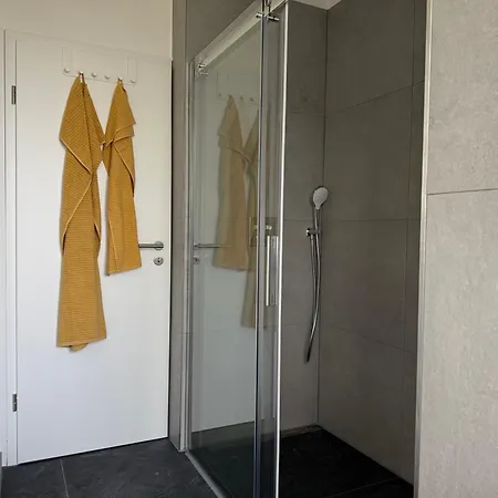 아파트 Completely Renovated With King-size Bed And Loggia