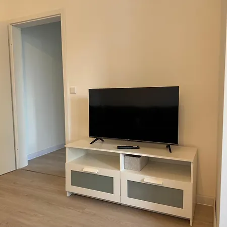 아파트 Completely Renovated With King-size Bed And Loggia