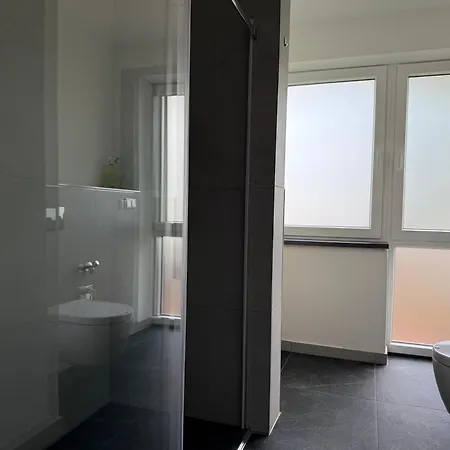Completely Renovated With King-size Bed And Loggia 아파트